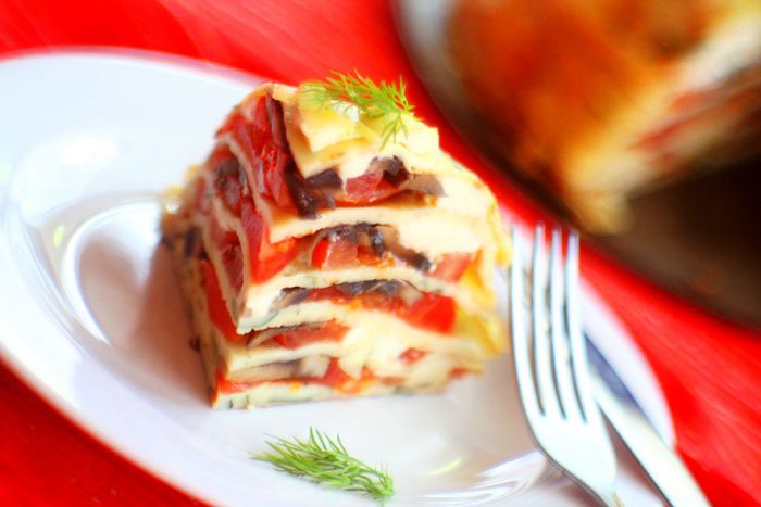 млинцевий пиріг з сиром та помідорами