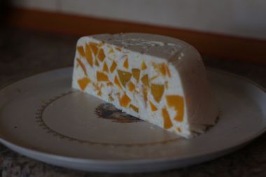 низькокалорійний сирний десерт з персиками
