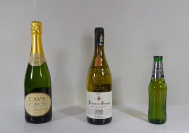 Як легко відкоркувати пляшку шампанського, вина та пива? (відео)