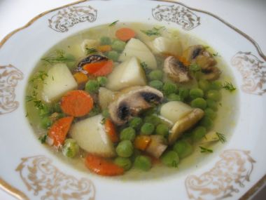 Овочевий суп зі зеленим горошком