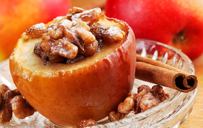 як запекти яблуко в мультиварці: рецепт із сухофруктами і горіхами