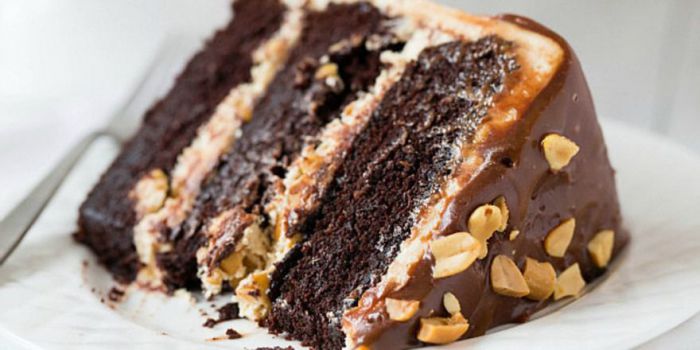 горіхово-шоколадний торт "снікерс"