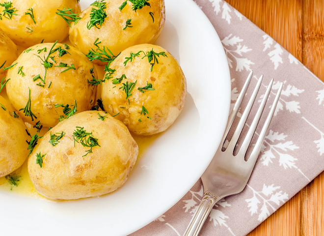 молода картопля з кропом: простий і доступний рецепт
