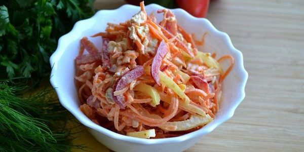 салат з корейською морквою і ковбасою