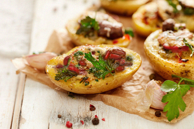 Вегетаріанські страви для пікніка: печена картопля з начинкою