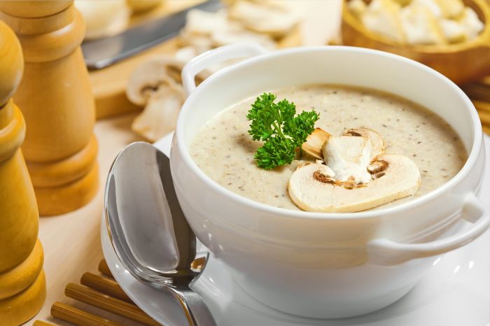 вершковий суп з куркою та грибами