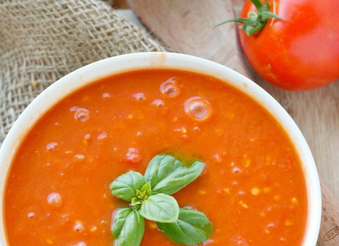 томатний суп з базиліковою олією