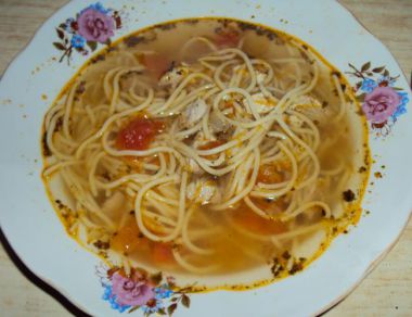 помідорний суп з куркою та макаронами