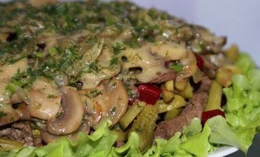 пряний салат з яловичиною, бурячком та грибами