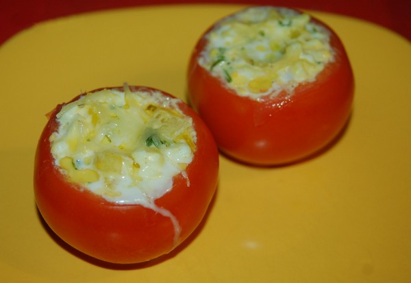 помідори, фаршировані яйцем