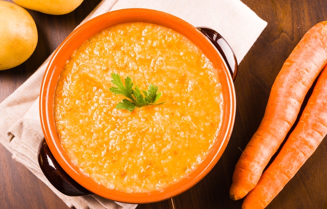 густий морквяний суп з гострим маслом