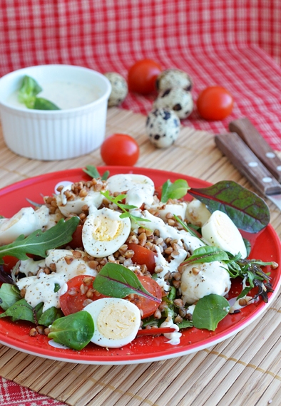 гречаний салат з перепелиними яйцями