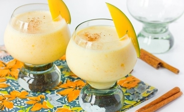 Молочно-медовий коктейль з манго та корицею