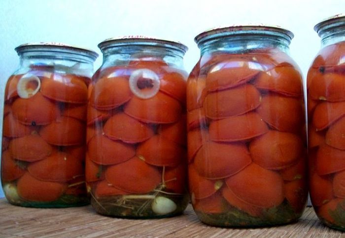 мариновані помідори половинками