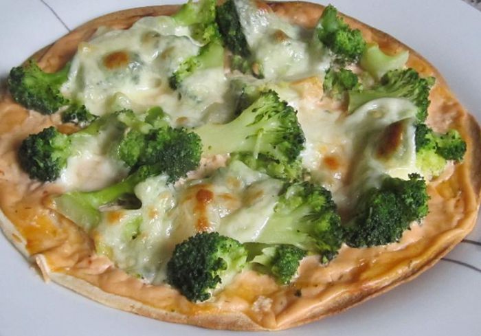 «піца» з броколі та сиром на лаваші