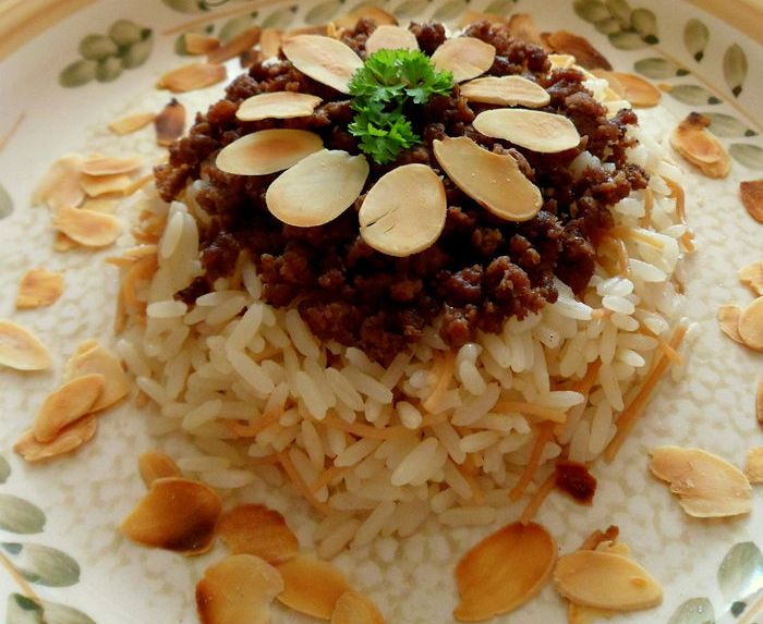 рис по-лівански із смаженим фаршем і пелюстками мигдалю