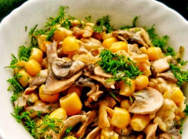 салат з кукурудзою і грибами