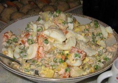 пісний салат з картоплі, маринованих огірків і квасолі