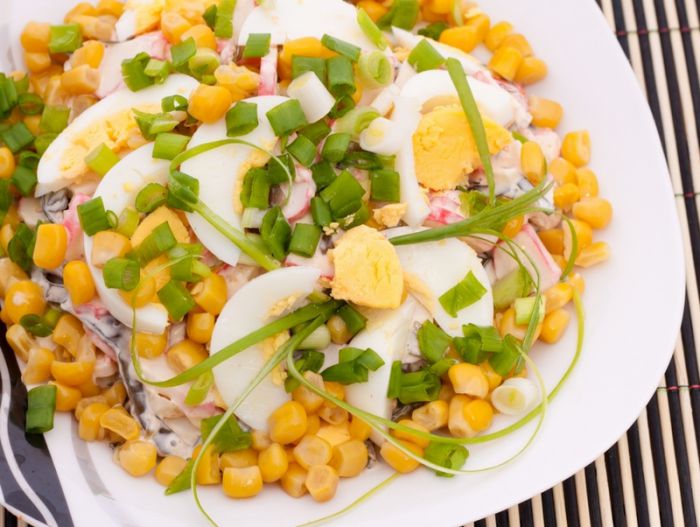 салат з морською капустою, крабовим м’ясом та кукурудзою