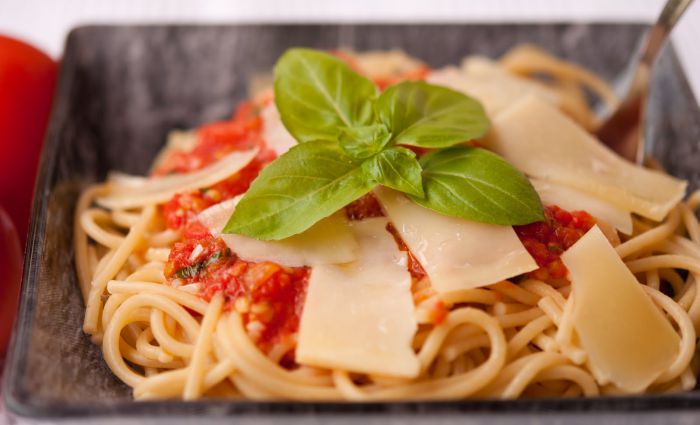 спагеті з томатним соусом та базиліком