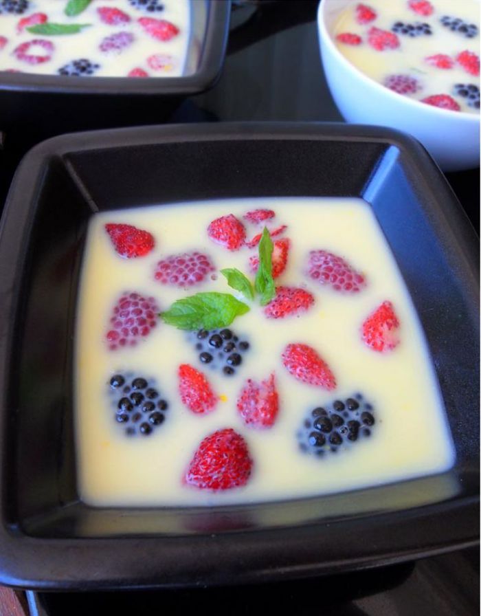 десерт суп із білого шоколаду зі свіжими ягодами
