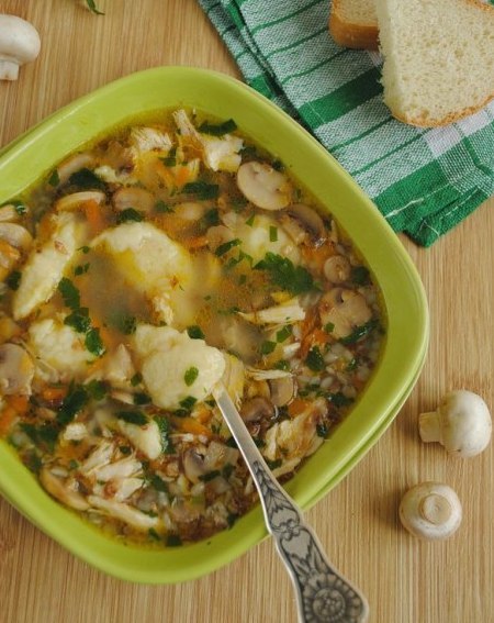 гречаний суп з грибами і картопляними галушками