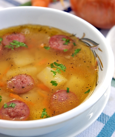Суп з сочевицею, копченими ковбасками і часником