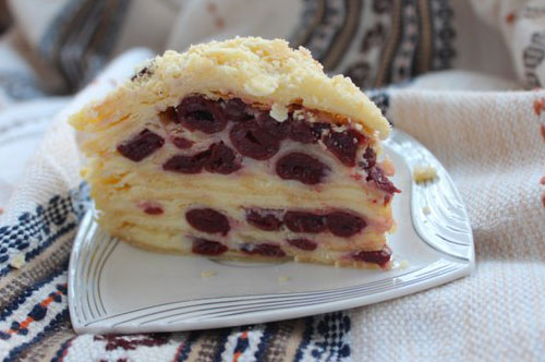 торт «наполеон» з заварним кремом та вишнями
