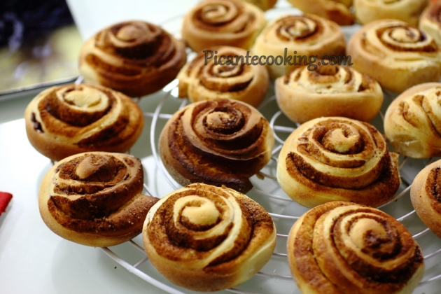 Булочки з корицею, горіхами і родзинками — веганський рецепт