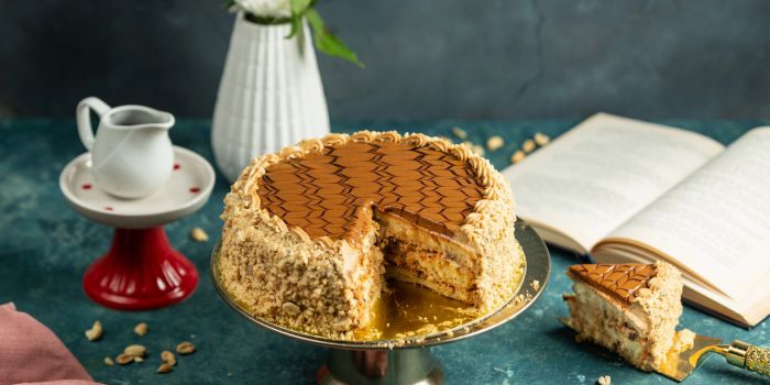 Вафельний торт «Снікерс» — швидкий десерт з горіхами без випікання