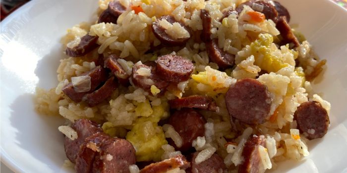 Плов з мисливськими ковбасками — рецепт на сковороді