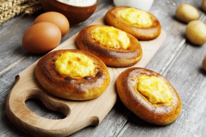 Ватрушки з сиром і родзинками — рецепт класичної домашньої випічки страви та рецепти